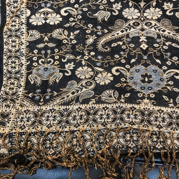 HOST PICK 10/15πGorgeous Scarf - Picture 6 of 8